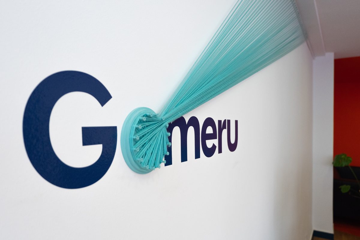 Logo Gomeru en la pared del estudio en Oviedo